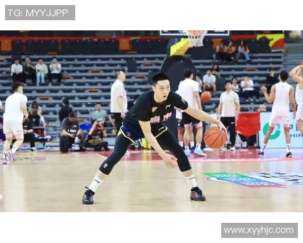 篮球明星机场现身引发粉丝热潮亲密互动尽显人气魅力